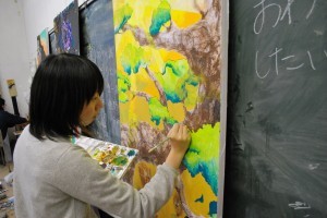 作品を制作する学生３