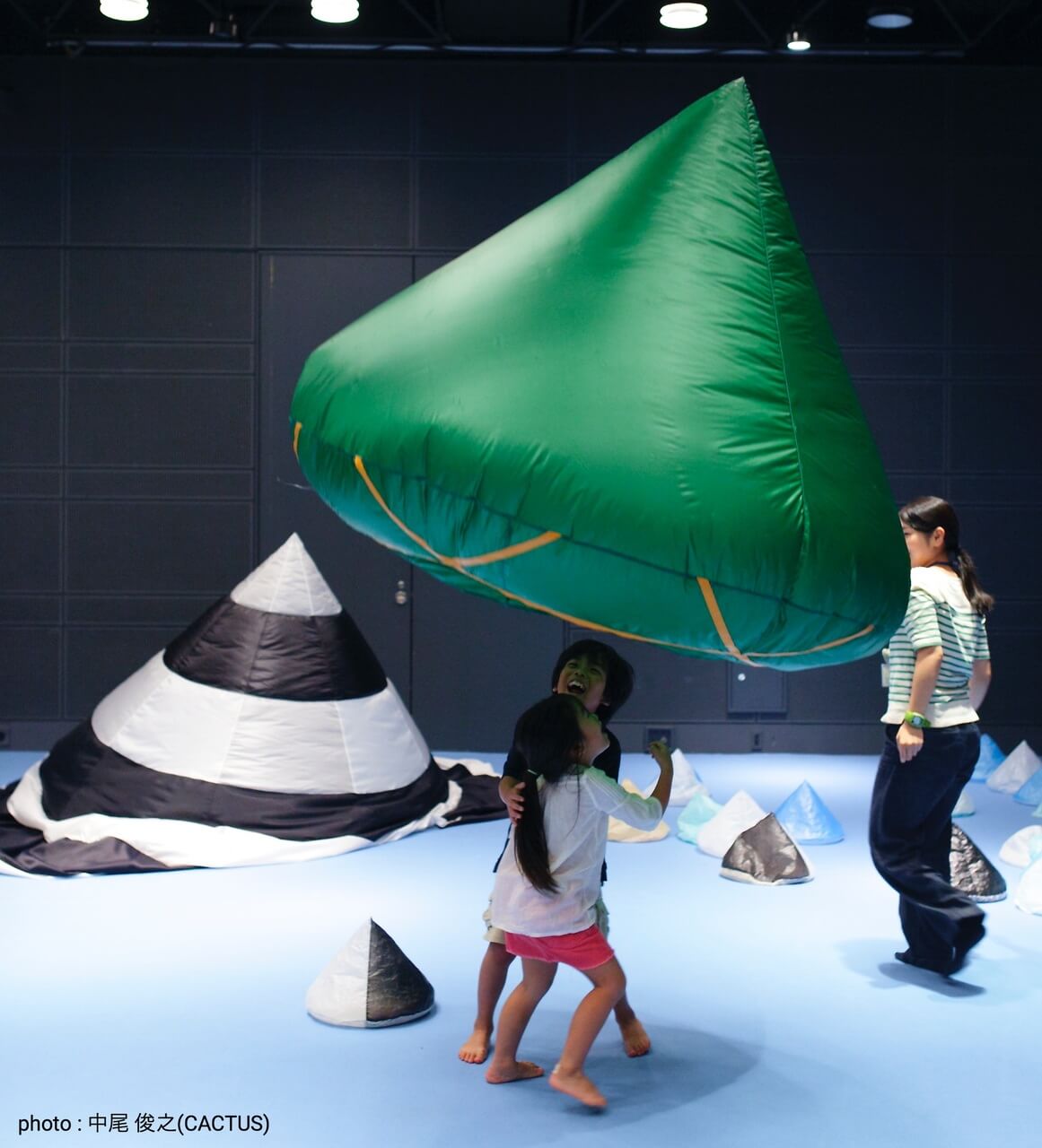 空気を孕むと円錐形に膨らむ布の作品です。遊べる作品を使ったイベントを美術館などで開催しています。