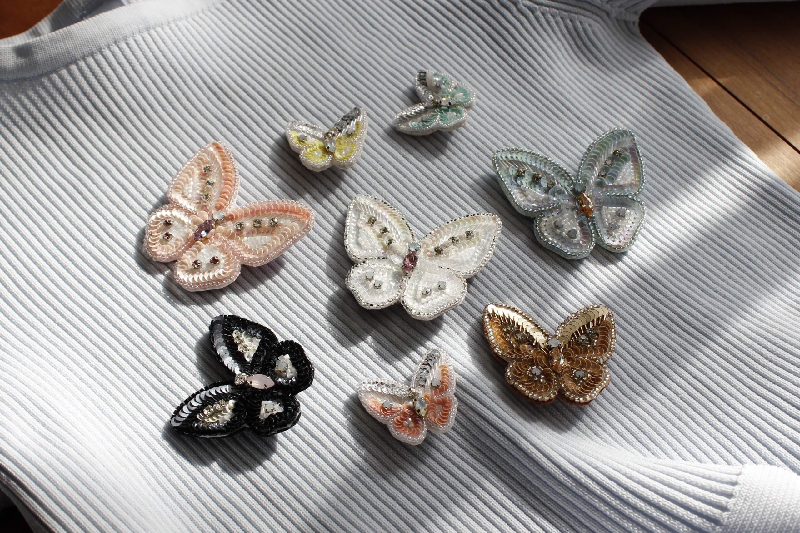 asams.の原点であるちょうちょのブローチ。大中小サイズ展開で親子でお揃いもおすすめです。たくさんのバリエーションの中からぜひお気に入りを見つけてください。