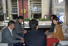 京都新聞社会福祉事業団の担当者と意見交換を行う教員と学生