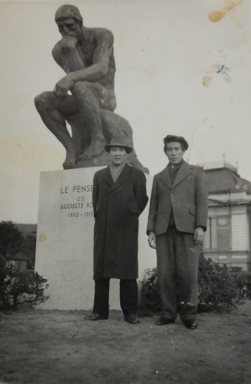 右から辻晉堂と堀内正和、京都国立博物館にて、1951年個人蔵