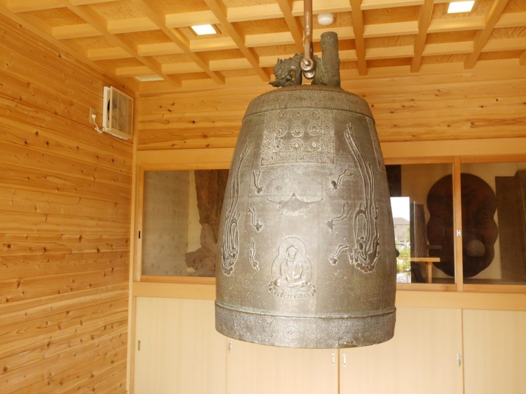 尾上の鐘　建物の中で保存されている