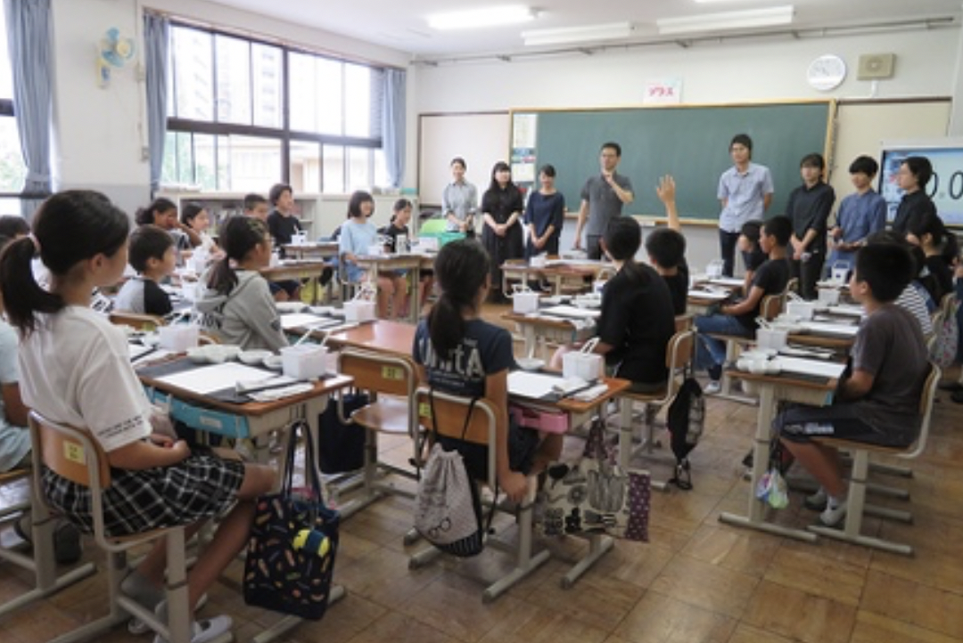 下京雅小学校で「水墨画にチャレンジ！」学習を実施しました。 | 京都市立芸術大学